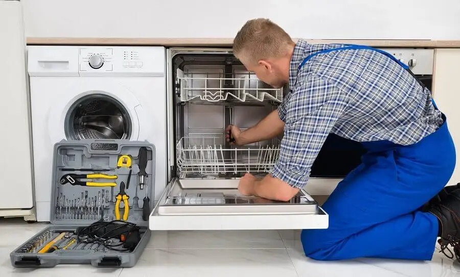 Dilovası Finlux servisi teknisyen ekibi beyaz eşya tamiri yaparken